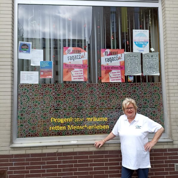 ehrenamtliche Optikerin vor DRogeneinrichtung Ragazza in Hamburg