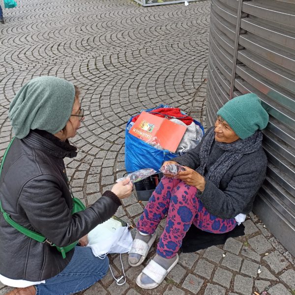 Verteilung Osterbrillen in Hamburg