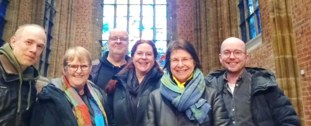 6 Personen treffen sich für neuen MEHRBLICK-Standort in Bremer Kirche