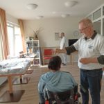 Optiker misst Sehstärke bei Besucher
