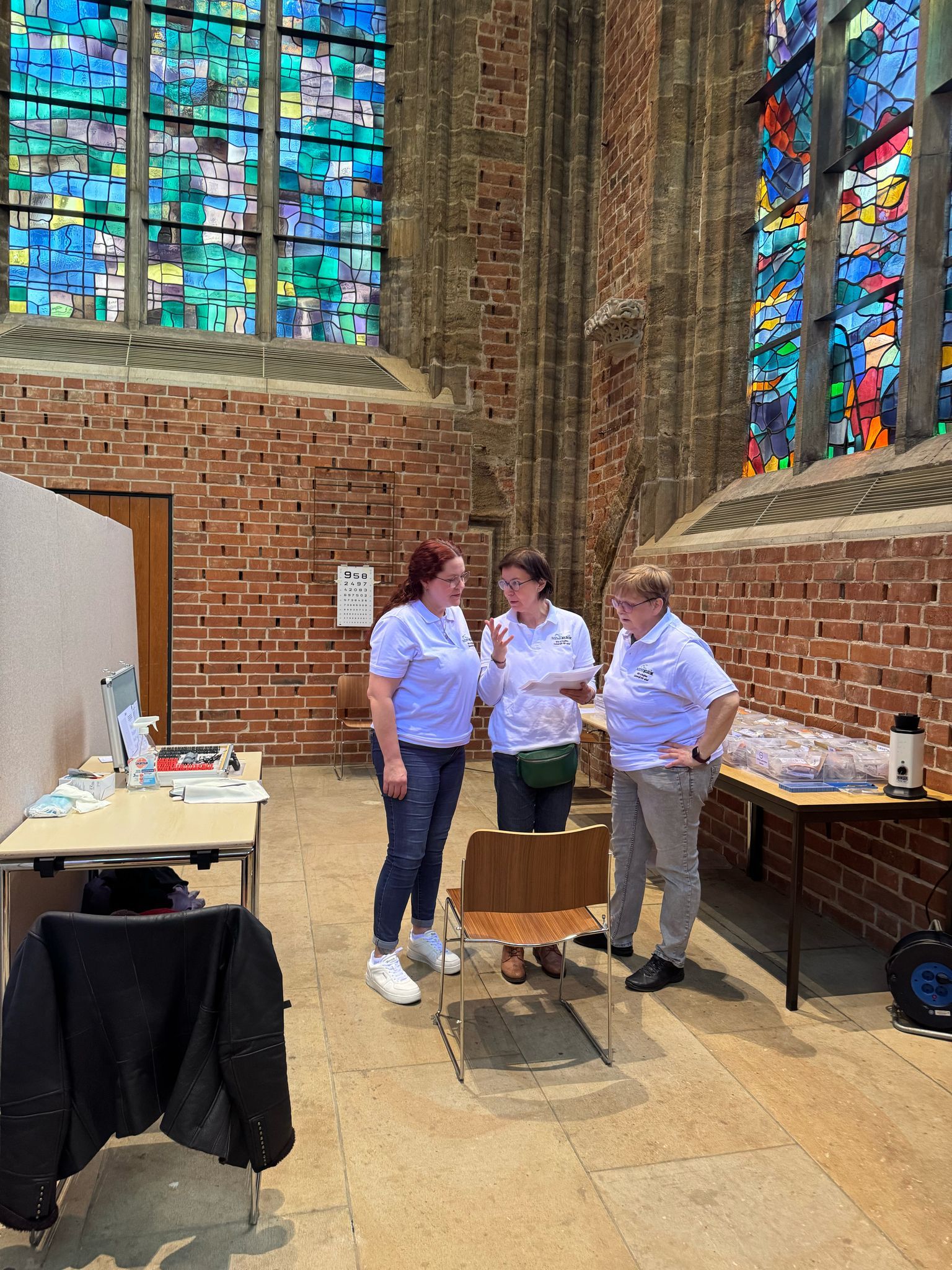 3 MEHRBLICK Mitarbeiterinnen besprechen sich in der "zu den lieben Frauen Kirche" in Bremen