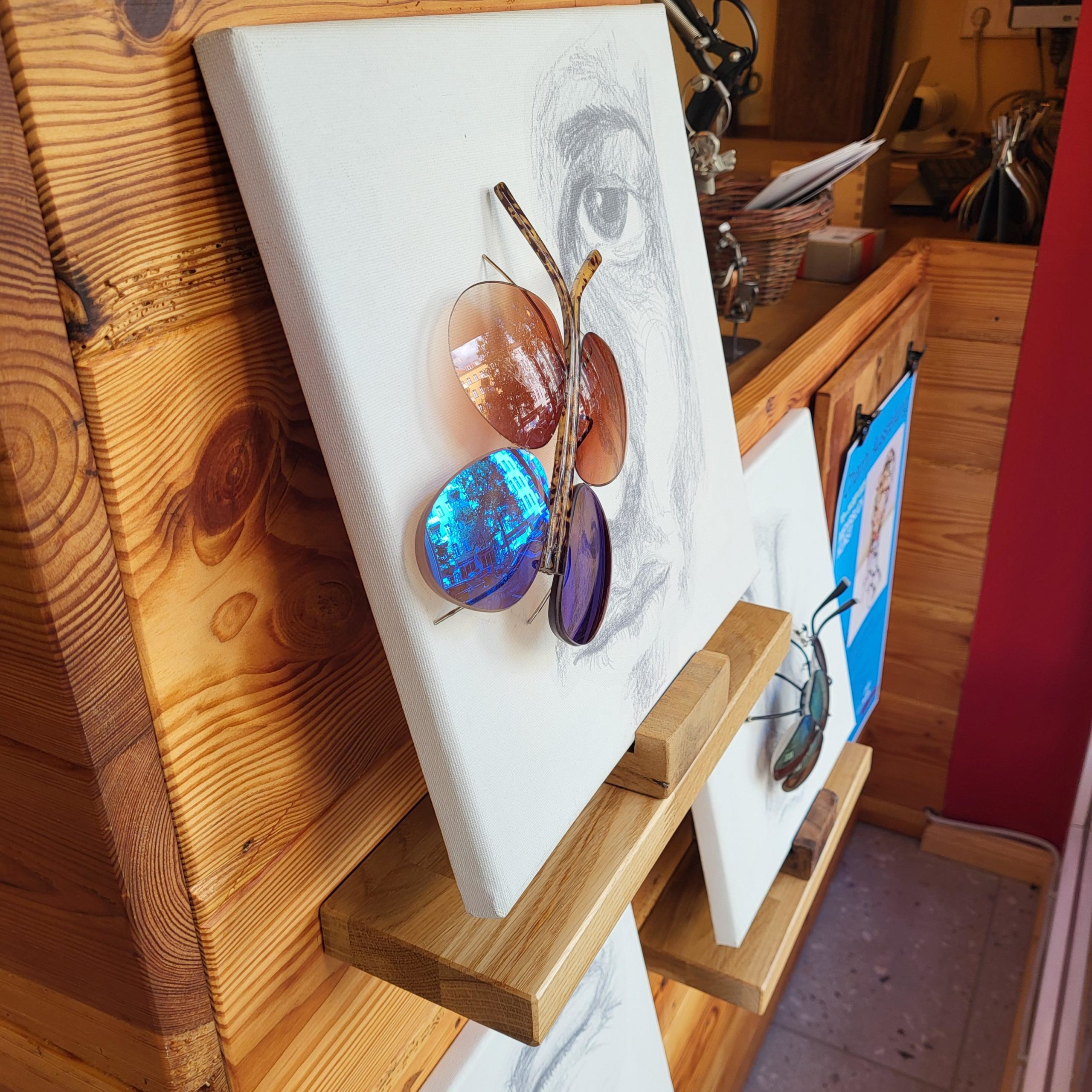 Kunstobjekte aus alten Brillengläsern im Schaufenster