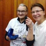 Wohnungslose Frau freut sich über neue Brille