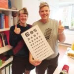 Mitarbeiterinnen der Kemenate e.V. mit neuer Sehtafel Mitarbeiterinnen von Kemenate e.V. freuen sich über neue Sehtafel von MEHRBLICK